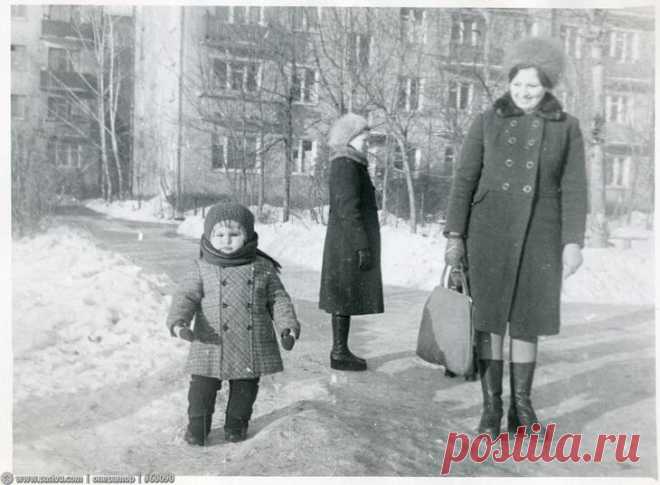 Это самый добрый рассказ, что я читал за последние полгода Накануне Рождества , перебирая старые мамины письма, я вспомнил одну историю, которую она мне время от времени рассказывала. Я был у мамы единственным сыном. Она поздно вышла замуж, и врачи запретили ...