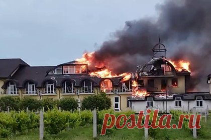 В Херсонской области показали на видео последствия обстрела ВСУ. Врио губернатора Херсонской области Владимир Сальдо показал на видео последствия обстрела со стороны Вооруженных сил Украины. На кадрах видно горящее здание, пожар охватил его центральную часть. Он не уточнил, что это за строение, однако заявлял об обстреле пунктов временного размещения на Арбатской стрелке.