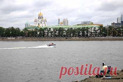 Более сотни атлетов устроили заплыв по Исети в центре Екатеринбурга. Более сотни атлетов устроили заплыв по Исети в центре Екатеринбурга в рамках фестиваля по триатлону Ironstar. Основная программа соревнований, которая также включает велогонку и бег, пройдет в столице Урала в субботу, 22 июля. В первый день фестиваля, который пришелся на 21 июля, участников мероприятия ждут заплывы.