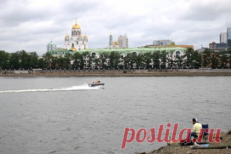 Более сотни атлетов устроили заплыв по Исети в центре Екатеринбурга. Более сотни атлетов устроили заплыв по Исети в центре Екатеринбурга в рамках фестиваля по триатлону Ironstar. Основная программа соревнований, которая также включает велогонку и бег, пройдет в столице Урала в субботу, 22 июля. В первый день фестиваля, который пришелся на 21 июля, участников мероприятия ждут заплывы.