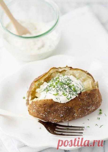 Запеченный картофель со сметаной и травами

Ингредиенты:

Вустерский соус — 2 ч. л.
Зеленый лук — 1 ч. л.
Картофель — 5 шт.
Петрушка — 1 ст. л.
Сметана — 1 стакан
Соль — 1 ч. л.
Укроп — 1 ч. л.
Черный молотый перец — 1/2 ч. л.
Чеснок — 1 зубчик