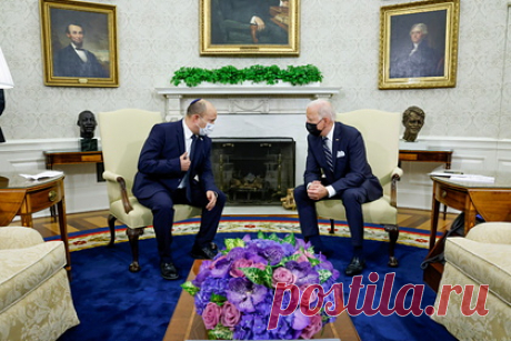 Премьер-министр Израиля попросил США не возвращаться к иранской ядерной сделке. Премьер-министр Израиля Нафтали Беннет призвал США не возвращаться к иранской ядерной сделке (СВПД). Такую просьбу он озвучил в ходе телефонного разговора с американским президентом Джо Байденом. По информации собеседника, Беннет заверил, что в случае, если США не подпишут сделку с Ираном, «ничего не произойдет».