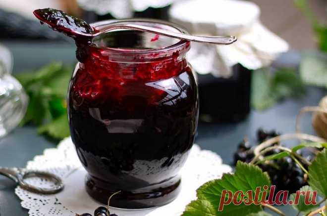 Полезное и вкусное варенье из смородины - Банкетоф В состав смородины входит много витамина С, который необходим организму человека. Ягоды используют для того, чтобы сделать напитки, варенье, морсы, которые в зимнее время помогают восполнить нехватку данного витамина и помочь справиться с авитаминозом. Варенье из смородины отлично помогает зимой при простудах и гриппе, при ангине и других болезнях горла. Также черную смородину используют для … Читать далее «Полезное и вкус...