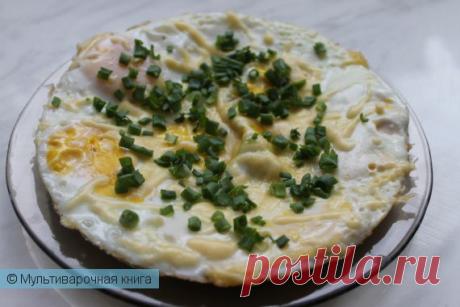 Яичница-глазунья с тёртым сыром/