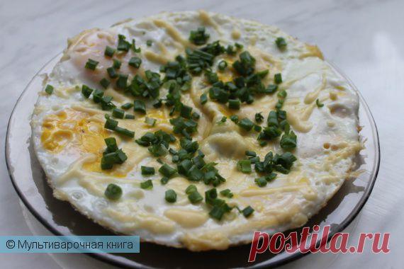 Яичница-глазунья с тёртым сыром/