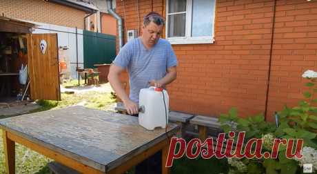 Удобное и полезное приспособление - удлинитель, из пластиковой канистры Всем доброго времени. В данной статье рассмотрим, как автор канала «Дачный умелец» смастерил данное приспособление и что ему, для этого понадобилось.МАТЕРИАЛЫ: канистра пластиковая, пластиковая соединительная муфта, кусок пластиковой трубы, заглушка, анкерный болт, металлическая пластина, болты,