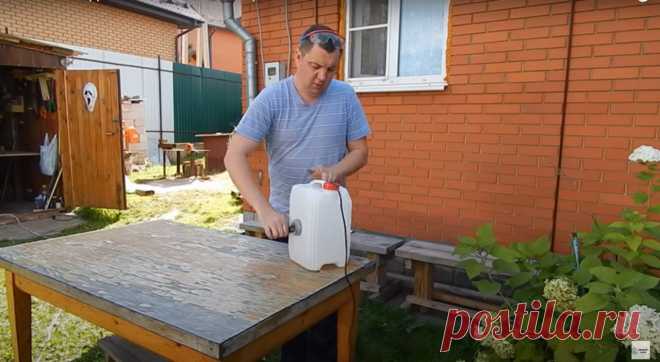 Удобное и полезное приспособление - удлинитель, из пластиковой канистры Всем доброго времени. В данной статье рассмотрим, как автор канала «Дачный умелец» смастерил данное приспособление и что ему, для этого понадобилось.МАТЕРИАЛЫ: канистра пластиковая, пластиковая соединительная муфта, кусок пластиковой трубы, заглушка, анкерный болт, металлическая пластина, болты,