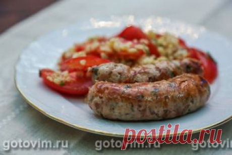 Домашние свиные колбаски . Рецепт с фото Колбаски для варки и жарки легко приготовить дома. В этом случае вы точно будете знать состав фарша, и при желании можете сами выбрать специи, которые вам больше по вкусу. Сырые готовые колбаски можно хранить в холодильнике 3-4 дня.