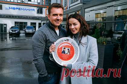 Начались съемки нового оригинального сериала Okko «Открытый брак». В Москве стартовали съемки сериала «Открытый брак» продюсерской компании «Лампа» и онлайн-кинотеатра Okko с Мариной Александровой и Антоном Васильевым в главных ролях. Режиссером откровенной истории о жизни семейной пары выступит Иван Китаев («Универ», «Бывшие», «Без правил»).