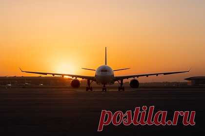 Летевший с вахты пьяный сибиряк ударил бортпроводника самолета и попал на видео. Житель Кемеровской области, летевший с дальневосточной вахты, устроил пьяный дебош на борту самолета и ударил члена экипажа. Как уточнили представители правоохранительных органов, 42-летний сибиряк, возвращавшийся домой, стал вести себя агрессивно в полете. Он бранился в адрес сотрудников авиакомпании и мешал им.