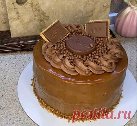ШОКОЛАДНЫЙ ТОРТ СО СГУЩЕНКОЙ
Коржи 19д
Яйца - 8шт
Сахар - 240гр
Мука - 210гр
Молоко - 2ст.л
Масло растительное - 50гр
Какао - 30гр
Разрыхлитель- 18гр

Способ приготовления:
Яйца с сахаром взбиваем до пышной массы (я забивала 6 минут на планетарном миксере)

Все сухие ингредиенты соединяем и просеиваем
Молоко и масло растительное соединяем
Далее меняем насадку на лопатку и добавляем молоко и масло, так же муку как на видео!
Или же вручную лопаткой перемешиваем аккуратно сни...