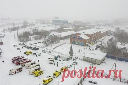 Спасшиеся из шахты «Листвяжная» горняки рассказали о моменте аварии. Горняки, которым удалось спастись из кузбасской шахты «Листвяжная», рассказали о моменте аварии и своем спасении. Он рассказал, что в момент взрыва пошла волна. После мужчина прижался к борту шахты. По его словам, ощущения были, будто где-то открыли шлюз. С его смены не спасся только один человек.