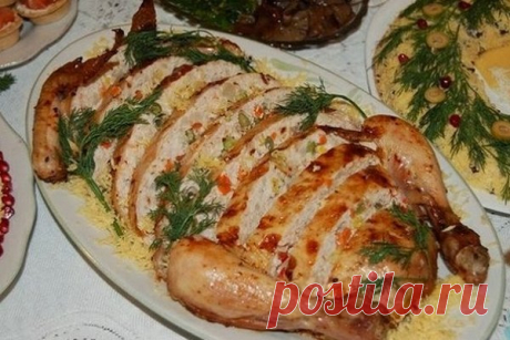 Фаршированная курица с сыром и ветчиной

Такое блюдо еще называют галантином, в переводе со старофранцузского оно означает «желе». Приготовление требует определенных сил и затрат времени, его чаще готовят на праздничный стол.

Ингредиенты:
Показать полностью…