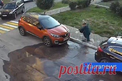 В российском городе женщина провалилась под плитку на тротуаре