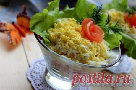 Салат с корейской морковью, курицей и болгарским перцем - рецепт с фото Салат с корейской морковью, курицей и болгарским перцем, приготовленный по этому рецепту, получается очень вкусным и эффектным. Болгарский перец прекрасно сочетается с курицей, а корейская морковь придаёт блюду пикантную нотку. В целом, получается очень гармоничный салатик. Такое блюдо украсит ...