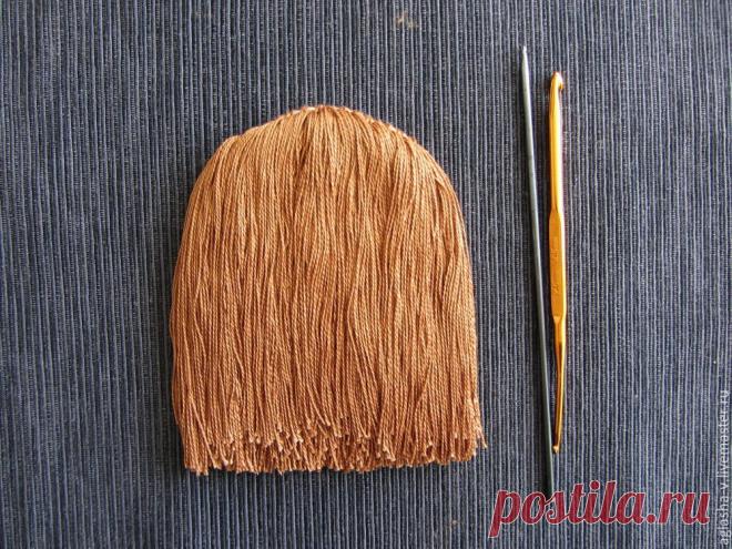 Как сделать волосы из ниток текстильной кукле Хотела бы поделиться своей методикой, как сделать волосы текстильной кукле. Для этого я использую нитки двух цветов — телесного и любого другого цвета, близкого к цвету волос (все —100% хлопок; один и два клубка соответственно). Важно, чтобы нитки были не толстыми, иначе парик получится слишком тяжелым. Для волос я использую, как правило, пряжу 'Ирис для вязания' марки Gamma, которая представлена в большом ассортименте.