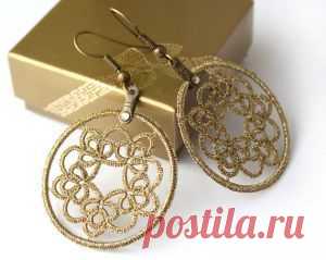 Фриволите хорошо тем, что особые приспособления для него не требуются. Достаточно приобрести два челнока и нити. Причем, нити можно использовать практически любые: льняные, шерстяные, капроновые…   мотивы техники фриволите – замкнутые. Т. e. каждый узор выплетается отдельно, а потом уже скрепляется. Существует несколько основных элементов фриволите: прямой  узел, обратный узел, дуга и пико. | Фриволите для начинающих: основные элементы — сделай своими руками | Мастер классы с фото на Goldenhands