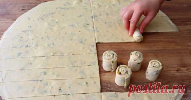 Слоеные булочки-улитки с зеленым луком - Будет вкусно - 7 мая - 43047707578 - Медиаплатформа МирТесен Если без сладкого я спокойно обхожусь, то с мучным совсем другая история. Ситуация усугубилась после того, как возле дома открыли небольшую пекарню. Первое время я каждый день захаживала туда, чтобы попробовать новую выпечку. Особенно удачными были булочки-улитки из слоеного теста. Кстати, его они - 7 мая - 43047707578 - Медиаплатформа МирТесен