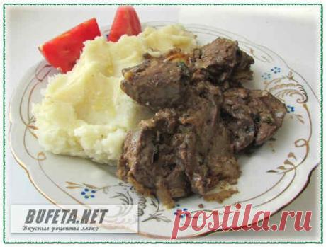 Тушеная куриная печень с луком