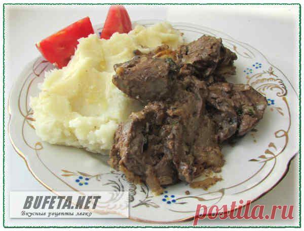 Тушеная куриная печень с луком