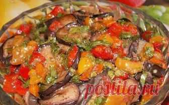 БАКЛАЖАНЫ С ПЕРЦЕМ НА ЗИМУ! ВСЕ БЕЗ УМА ОТ НИХ !
БАБУШКИН РЕЦЕПТ! ЯЗЫК ОТКУСИШЬ!

ИНГРЕДИЕНТЫ:
Баклажан- 2 килограмма
Томатная паста- 800 граммов
Чеснок- 150 граммов
Масло растительное (подсолнечное)- 1 стакан
Сахар- 2 стакана
Уксус 9%- 2 столовые ложки
Соль- 2 столовые ложки
Перец болгарский- 12 штук
Петрушка (зелень)- по вкусу

РЕЦЕПТ ПРИГОТОВЛЕНИЯ:
Делаем томатный сок из концентрированной томатной пасты. Для этого разбавляем 800 г пасты водой до получения 3 л сока. Доба...