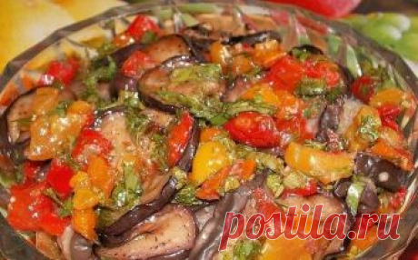 БАКЛАЖАНЫ С ПЕРЦЕМ НА ЗИМУ! ВСЕ БЕЗ УМА ОТ НИХ !
БАБУШКИН РЕЦЕПТ! ЯЗЫК ОТКУСИШЬ!

ИНГРЕДИЕНТЫ:
Баклажан- 2 килограмма
Томатная паста- 800 граммов
Чеснок- 150 граммов
Масло растительное (подсолнечное)- 1 стакан
Сахар- 2 стакана
Уксус 9%- 2 столовые ложки
Соль- 2 столовые ложки
Перец болгарский- 12 штук
Петрушка (зелень)- по вкусу

РЕЦЕПТ ПРИГОТОВЛЕНИЯ:
Делаем томатный сок из концентрированной томатной пасты. Для этого разбавляем 800 г пасты водой до получения 3 л сока. Доба...