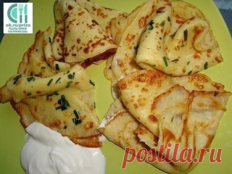 ТОНКИЕ КАРТОФЕЛЬНЫЕ БЛИНЫ - ТАКОГО ВЫ ЕЩЕ НЕ ПРОБОВАЛИ. 
Ингредиенты:  
 5 небольших картофелин 
 250-300 молока 
 250-300 муки 
 3-4 зб чеснока 
 3 яйца 
 1 ст л(без горки)сахара 
 3+2ст л растит масла 
 соль 
 петрушка и зелен лук-по желанию 
Приготовление:  
Очистить и порезать на 4 части картофель,залить водой(так,что б только только покрыла картофель),посолить и отварить до готовности. Дать чуть остыть и в блендер,вместе с водой,в которой варились,до кашеобразного состояния 
Добавляем