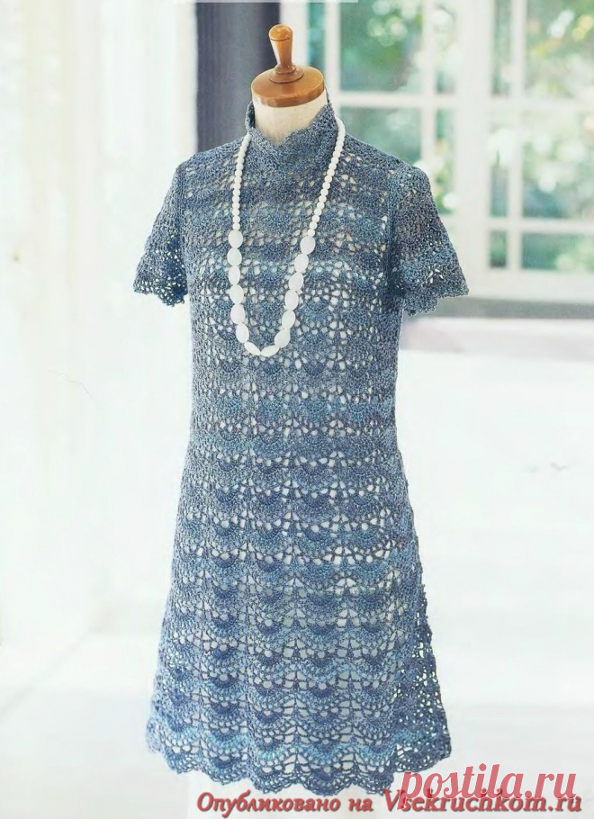 Очень нежное ажурное платье с коротким рукавом и воротником стоечкой, вязаное крючком. Воздушный узор «веерочки».

Очень подробный схемы для каждой детали этого платья.