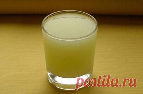 СЫВОРОТКА С ЧЕСНОЧКОМ
"Дай Бог, чтобы мой совет пошел кому-нибудь на пользу. Буду рад.
Всем с востока до запада, с юга до севера желаю неустанного творческого поиска на пути к здоровью. Желание, труд, поиск обязательно дадут результат."
"Писать или не писать? Признаюсь, колебался. Ведь без конца твердить, что дважды два - четыре, смешно и глупо. Это я к слову о пользе сыворотки с чесноком. Мой пример тому подтверждение. Сверху донизу не болит ни один суставчик: ни шума, ни скрипа, ни звона. Да