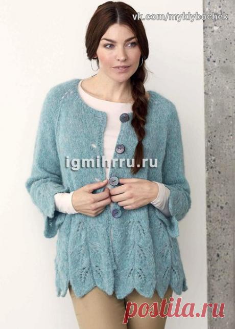 Голубой жакет с зубчатыми краями спицами
#вязание #спицами

Размеры: S/М (М/L) L/ХL 

Ширина изделия по обхвату груди: 104 (112) 120 см. 
Длина изделия: 64 (66) 68 см + высота зубцов ажурной каймы. 

Вам потребуется: 6 (7) 8 мотков голубой пряжи (96% шерсти альпака, 4% нейлона; 50 г/110 м); круговые спицы № 4 длиной 80 см; круговые спицы № 6 длиной 40 и 80 см; чулочные спицы № 6; 4 пуговицы диаметром 30 мм. 

Техника вязания. 
Лицевая гладь: лицевые ряды – лицевые петли, и...