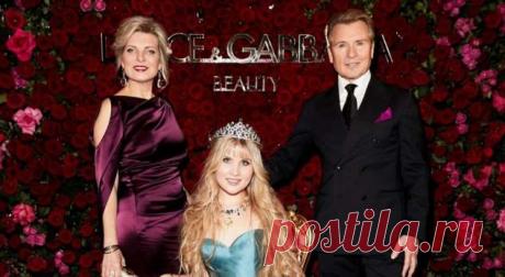 «Золушка»: жена Александра Малинина показала, как делают прическу дочери для бала дебютанток . Милая Я