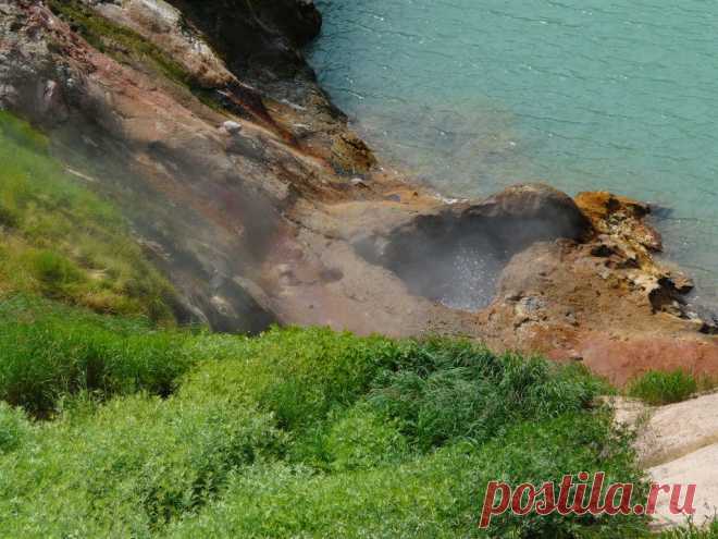 Этому гейзеру "повезло" - вода не дошла несколько метров...