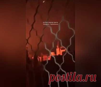 Возможный удар по больнице в Газе попал на видео. В сети появилось видео возможного удара по больнице Аль-Ахли в секторе Газа. Его опубликовал Telegram-канал Yediot News. При просмотре ролика можно услышать, как снаряд со свистом прорезает воздух и взрывается на земле. На кадрах виден мощный взрыв, на фоне слышна реакция очевидцев.