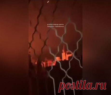 Возможный удар по больнице в Газе попал на видео. В сети появилось видео возможного удара по больнице Аль-Ахли в секторе Газа. Его опубликовал Telegram-канал Yediot News. При просмотре ролика можно услышать, как снаряд со свистом прорезает воздух и взрывается на земле. На кадрах виден мощный взрыв, на фоне слышна реакция очевидцев.