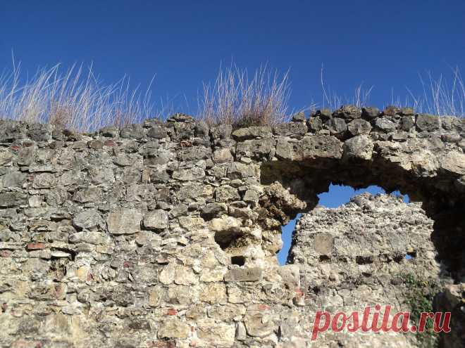 Развалины дворца абхазских властителей в Лыхне- 5 км. от Гудауты.