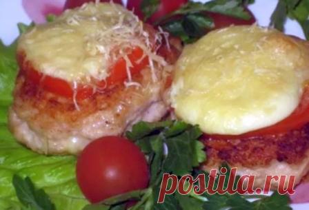 Помидоры в сырном кляре \\  
Требуемые ингредиенты:

- 3 средних помидора.
- 150 гр твердого сыра.
- 2 яйца.
- 2 ст.л. майонеза или сметаны.
- 1-2 ст.л. муки.
- соль, перец по вкусу.
- растительное масло для жарки.
- петрушка для украшения.

Ход приготовления: