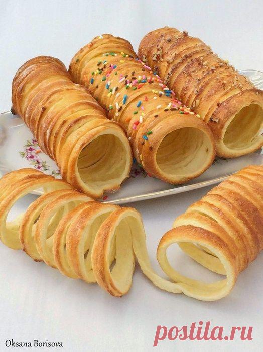 Кручёные трубочки - калачи с медом или простой посыпкой.