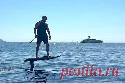 Джейсон Стэйтем опубликовал фото в шортах и развеселил русскоязычных фанатов