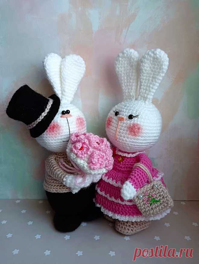 PDF Монро и Розали крючком. FREE crochet pattern; Аmigurumi toy patterns. Амигуруми схемы и описания на русском. Вязаные игрушки и поделки своими руками #amimore - зайка из обычной пряжи, заяц в шляпе, зайчик с цветами, кролик, зайчонок в платье, крольчонок.
