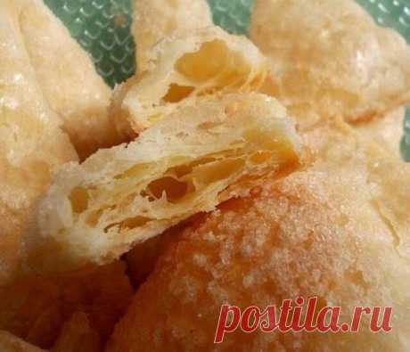 За 10 минут ВКУСНЕЙШЕЕ слоеное тесто!!!
Это ЧУДЕСНОЕ тесто, просто палочка ВЫРУЧАЛОЧКА. Готовить его ЭЛЕМЕНТАРНО, наверное и 10 минут много... а результат НЕВЕРОЯТНЫЙ, мягкое и одновременно хрустящее, слоистое и вкусное. Не нужно ничего слоить, раскатывать, не нужно много движений. 
Просто все смешал поочередно и отправил в холодильник. 
Если вы собираетесь готовить что-то в течении нескольких дней, оно прекрасно сохранится в пакете, в холодильнике, если вы готовите в прок...