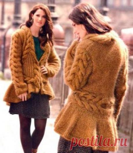 Кардиган спицами из мохеровой пряжи. Эффектный кардиган с косами Кардиган горчичного цвета из мохеровой пряжи. Эффектный кардиган с необычными косами схема.