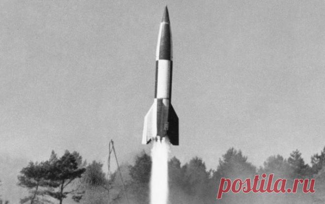 Если завоевывать, то всю землю. Если бомбить, то из космоса. Известно, что отец ракетной техники сначала Третьего Рейха, а затем США Вернер Фон Браун спроектировал для Гитлера пилотируемый корабль для отправки немецкого лётчика в космос. Запуск нацистской ракеты смерти состоялся 24 января 1945 года, раз все мы ещё живы, значит что-то пошло не так, как планировалось: