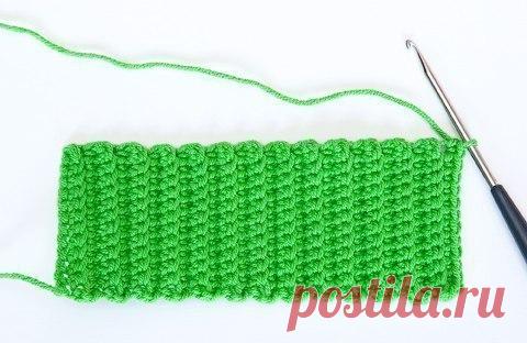 Вяжем резинку крючком


Довольно часто в изделиях требуется связать резинку, ведь резинка — это обязательный элемент очень многих вязаных вещей: свитеров, головных уборов, юбок, варежек, носков и др. Вязание резинки крючком позволяет получить более эластичное полотно, которое способно растягиваться и сжиматься.