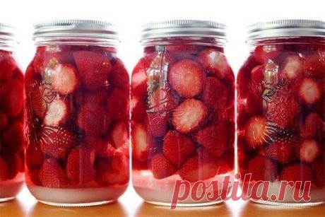 Лучшие кулинарные рецепты: Ароматный ликер! Сильный вкус клубники и еле уловимая нотка лимона.