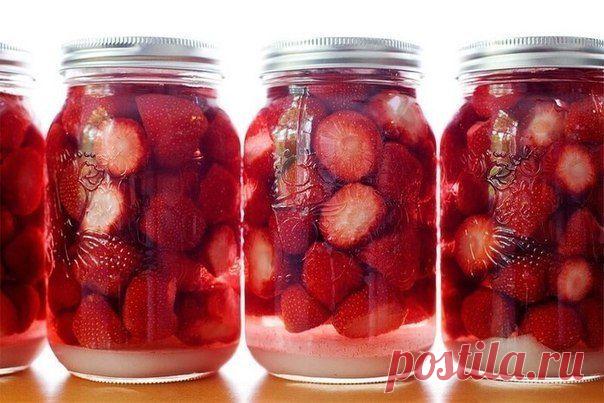 Лучшие кулинарные рецепты: Ароматный ликер! Сильный вкус клубники и еле уловимая нотка лимона.