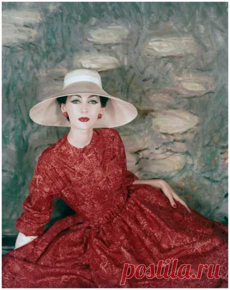 Dovima, photo by Henry Clarke, Vogue June 1956