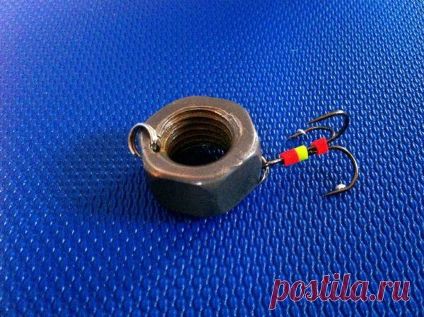 Доброго времени суток, друзья. Хочу рассказать интересный случай про рыбалку по жидкой воде. Как никак скоро наступит март, потом апрель, а там и спиннинги достан | Кого ловят на гайку. 3 хищника которые не устоят против этой самоделки! #Рыбалка, #Полезныесоветы, #Сделайсам, #Хобби, #Лодки