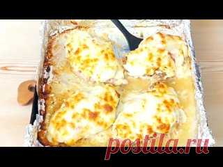 Невероятно вкусное Куриное Филе, запеченное в духовке с Грибами и Сыром! Быстро и Сытно!. Куриное филе - 2 шт. ( 700 г.)Лук - 2 шт. Грибы шампиньоны - 250- 300 г.Помидоры - 1 шт. крупный или 2 маленькихСыр Моцарелла - 200 г.Майонез - 50 г.Растительное масло - 3 ст.л. ( для обжаривания грибов)Соль и перец чёрный молотый по вкусуКуриное филе разрезаем вдоль на две половинки,...