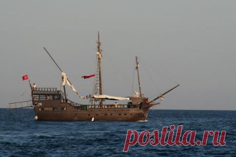 Средиземное море. Парусное судно для развлечения туристов