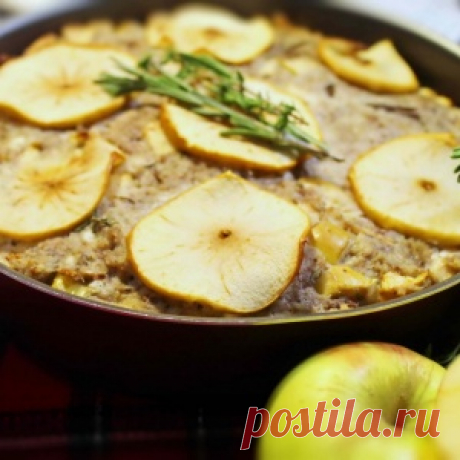 Осенний пирог со свининой, яблоками и травами.